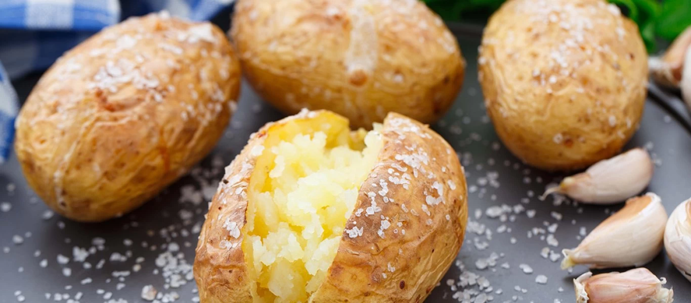 Το λάθος που κάνουμε όλοι όταν μαγειρεύουμε πατάτες και ο κίνδυνος που παραμονεύει